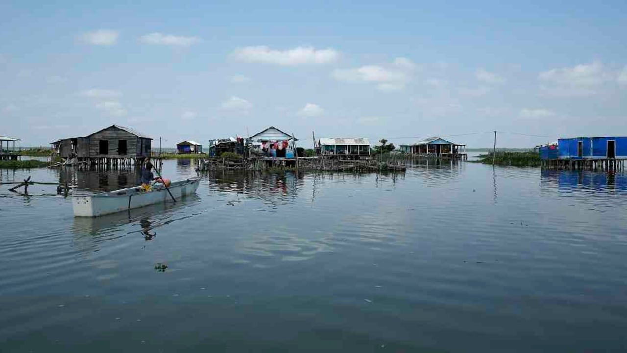 Nueva Venecia es uno de los tres pueblos palafíticos de la Ciénaga Grande de Santa Marta y sus cerca de 2.000 habitantes están siendo afectados por el humo de los incendios. Foto: Guillermo Torres.