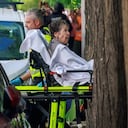 Agentes de policía escoltan a Mari Carmen, de 87 años, fuera de su casa en el centro de Madrid, España, tras ser desahuciada por orden judicial después de 70 años como inquilina, el 23 de septiembre de 2026.