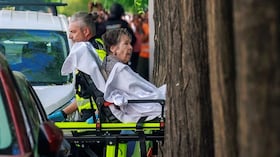 Agentes de policía escoltan a Mari Carmen, de 87 años, fuera de su casa en el centro de Madrid, España, tras ser desahuciada por orden judicial después de 70 años como inquilina, el 23 de septiembre de 2026.