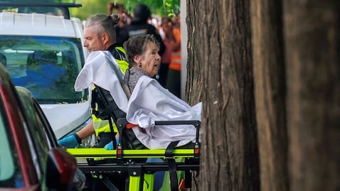 Agentes de policía escoltan a Mari Carmen, de 87 años, fuera de su casa en el centro de Madrid, España, tras ser desahuciada por orden judicial después de 70 años como inquilina, el 23 de septiembre de 2026.