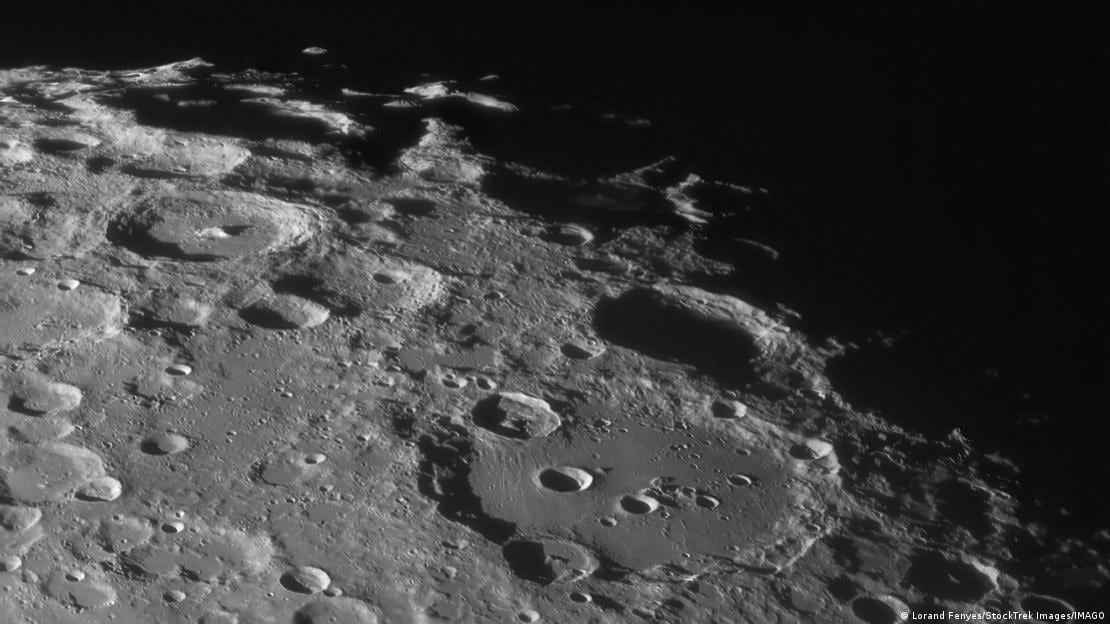 Un impacto de reducidas dimensiones dejó un destello observable pese a ocurrir en el lado oculto del satélite.