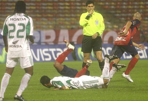 Óscar Julián Ruiz, arbitro Fifa, impartiendo justicia en el fútbol colombiano.