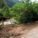 De acuerdo con el reporte de la Policía de Tránsito, el vehículo colisionó con una señal de tránsito y se precipitó al afluente.