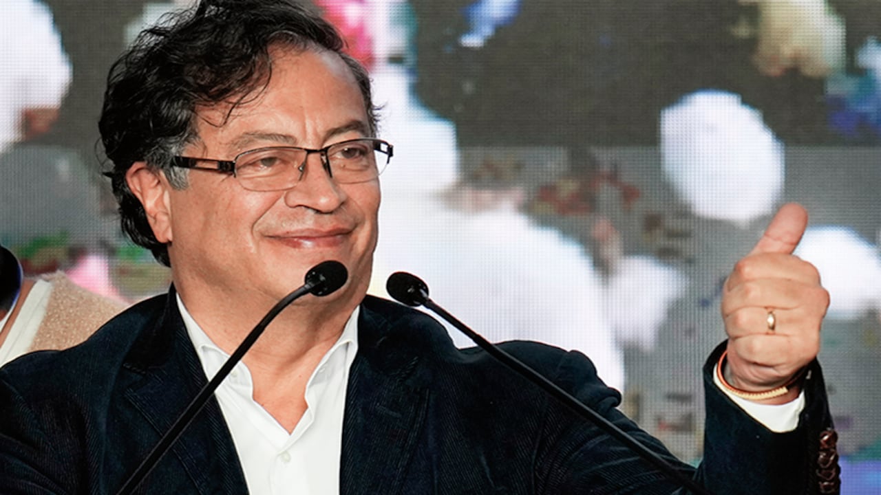 François Roger Cavard interpuso una denuncia en contra de Gustavo Petro, ante la Audiencia Nacional el pasado 18 de marzo, en la que lo acusa de la comisión de delitos calificados inicialmente como crímenes de lesa humanidad, crímenes de guerra y genocidio.