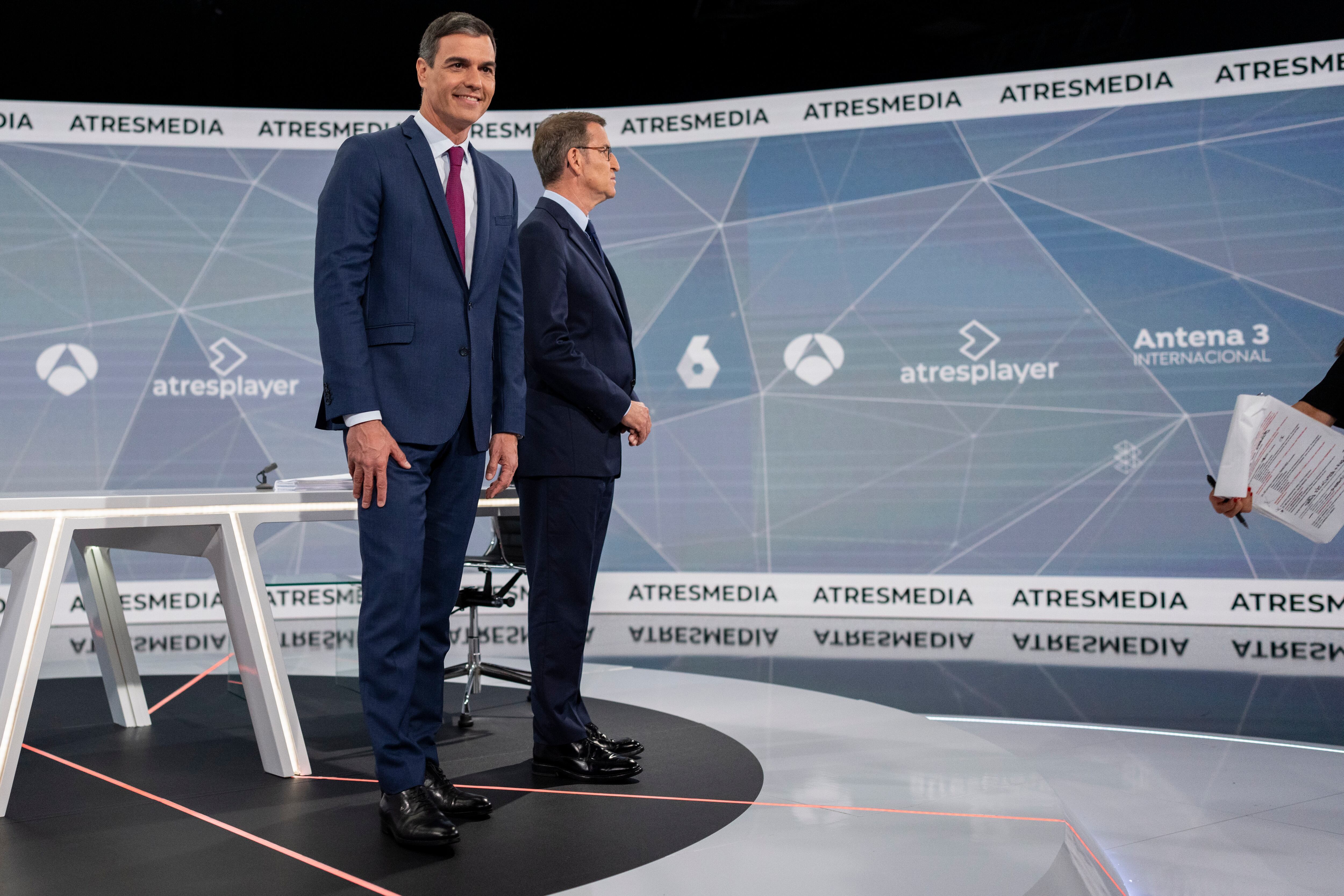 El presidente del Gobierno y candidato socialista de España, Pedro Sánchez, a la izquierda, y el candidato del Partido Popular, Núñez Feijóo, posan para los medios de comunicación antes del debate en vivo televisado antes de las elecciones generales de España en Madrid