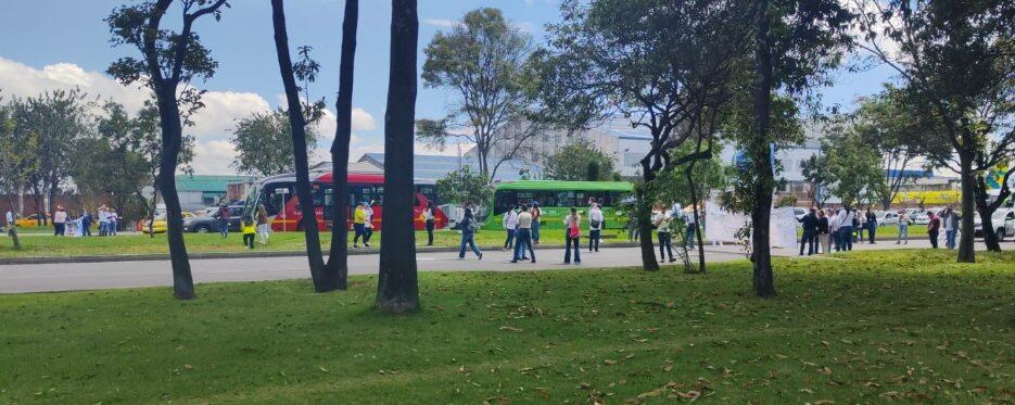 Protestas de funcionarios de la Aeronáutica Civil en la calle 26 en Bogotá