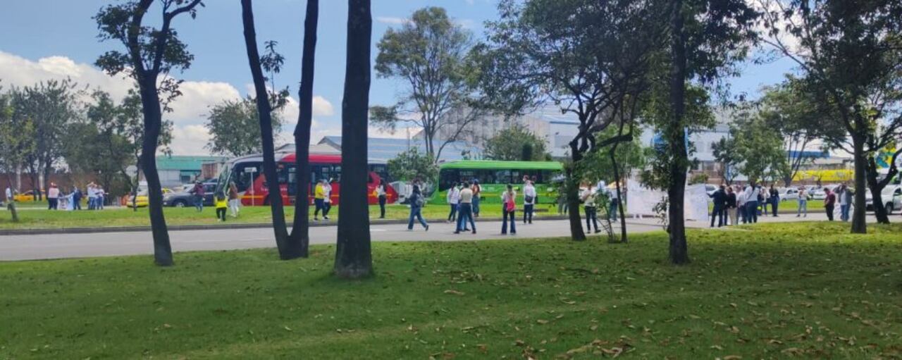 Protestas de funcionarios de la Aeronáutica Civil en la calle 26 en Bogotá