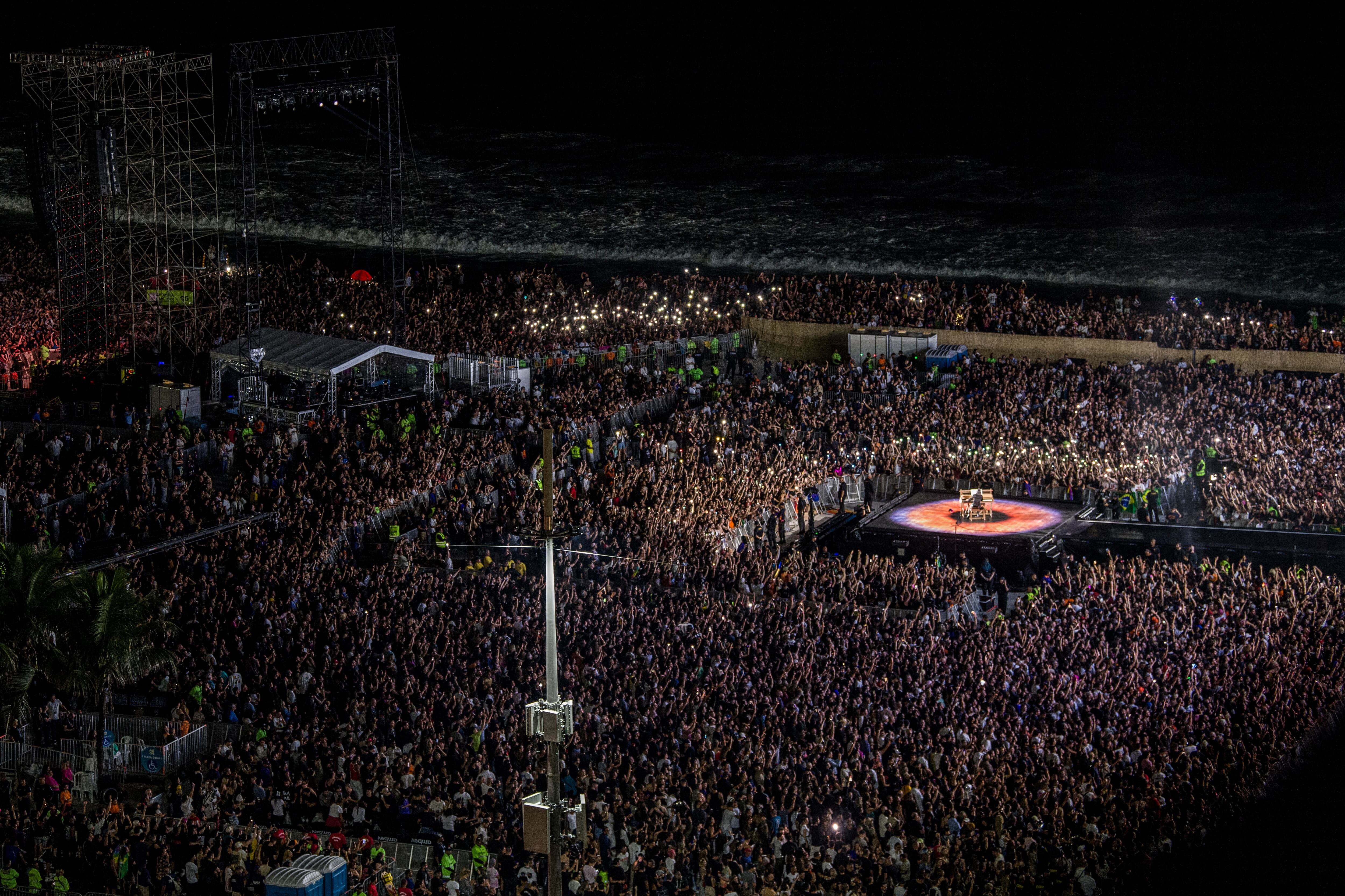 Vista aérea de la estrella pop estadounidense Lady Gaga durante un concierto gratuito en la playa de Copacabana en Río de Janeiro, Brasil, el 3 de mayo de 2025.