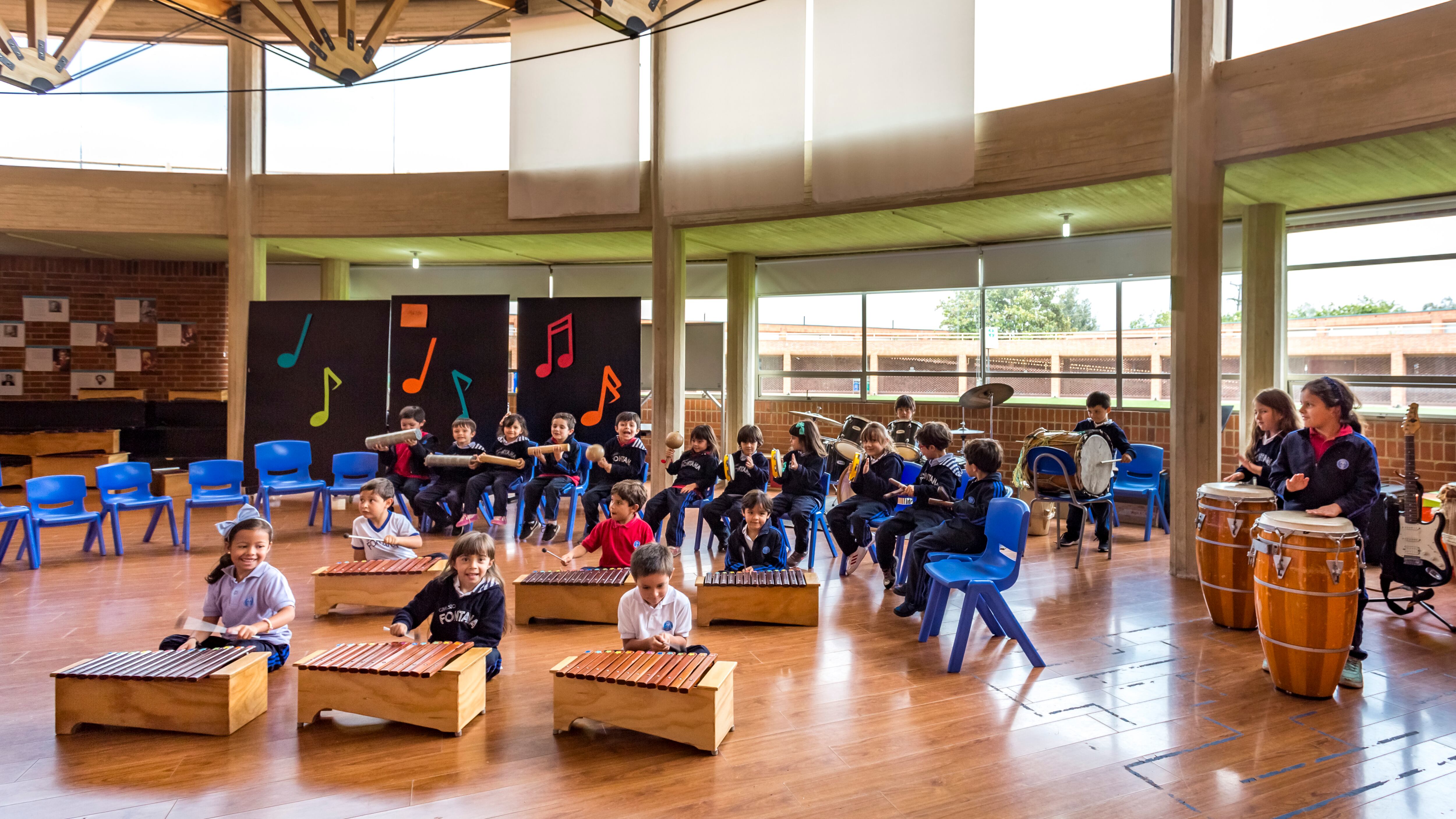 La metodología del colegio plantea que el pensamiento creativo se complementa con procesos de aprendizaje que favorecen que los niños exploren y que conecten con diversas ideas.