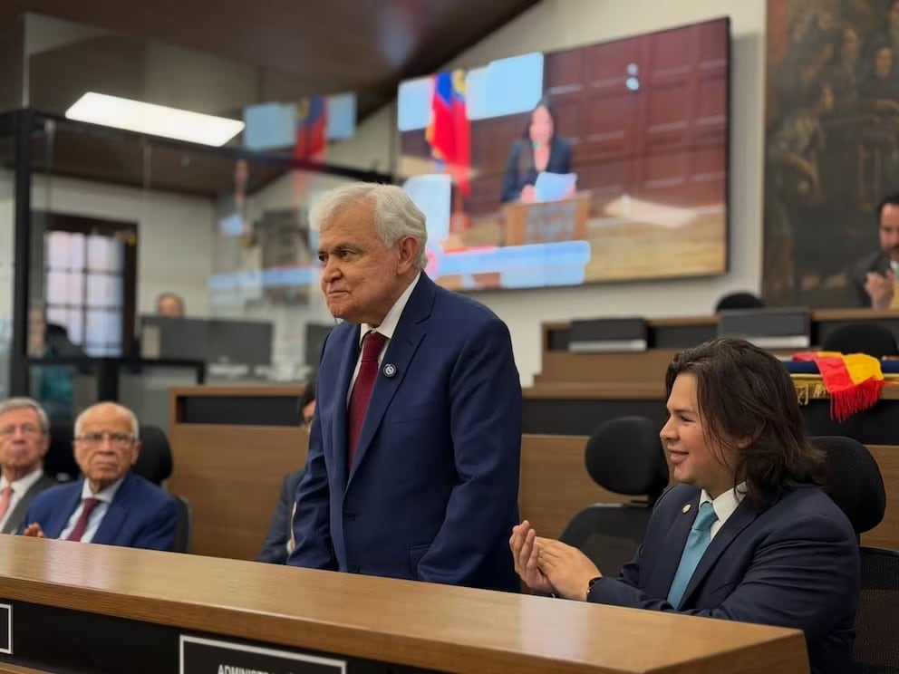 Concejo de Bogotá condecora a Jorge Barón