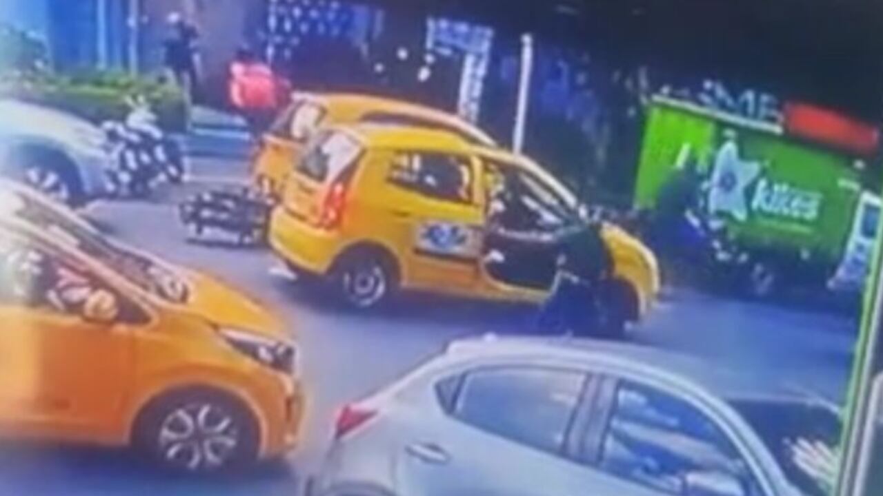 Hombre enfrenta a bala a ladrones en Medellín.