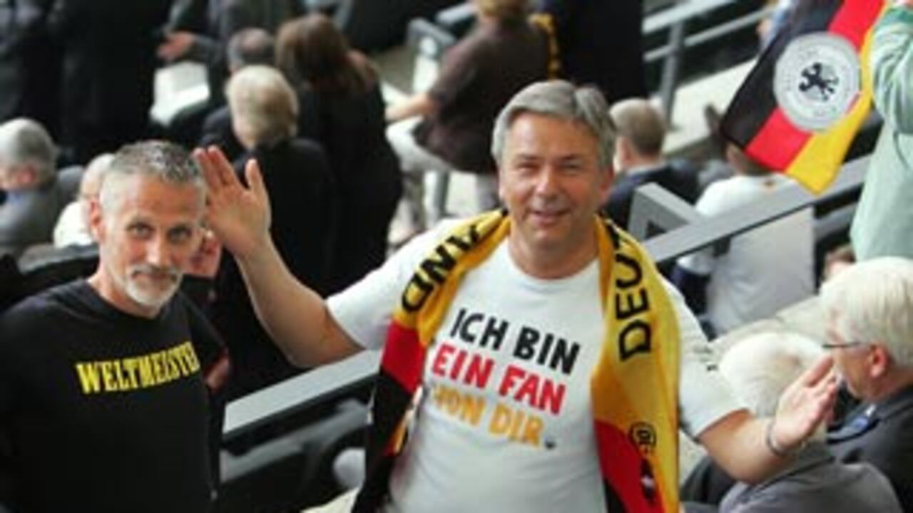 El alcalde de Berlín, Klaus Wowereit, no tiene inconveniente en presentarse en público con su novio, Joern Kubicki. En la foto, en el partido contra Argentina en el Mundial