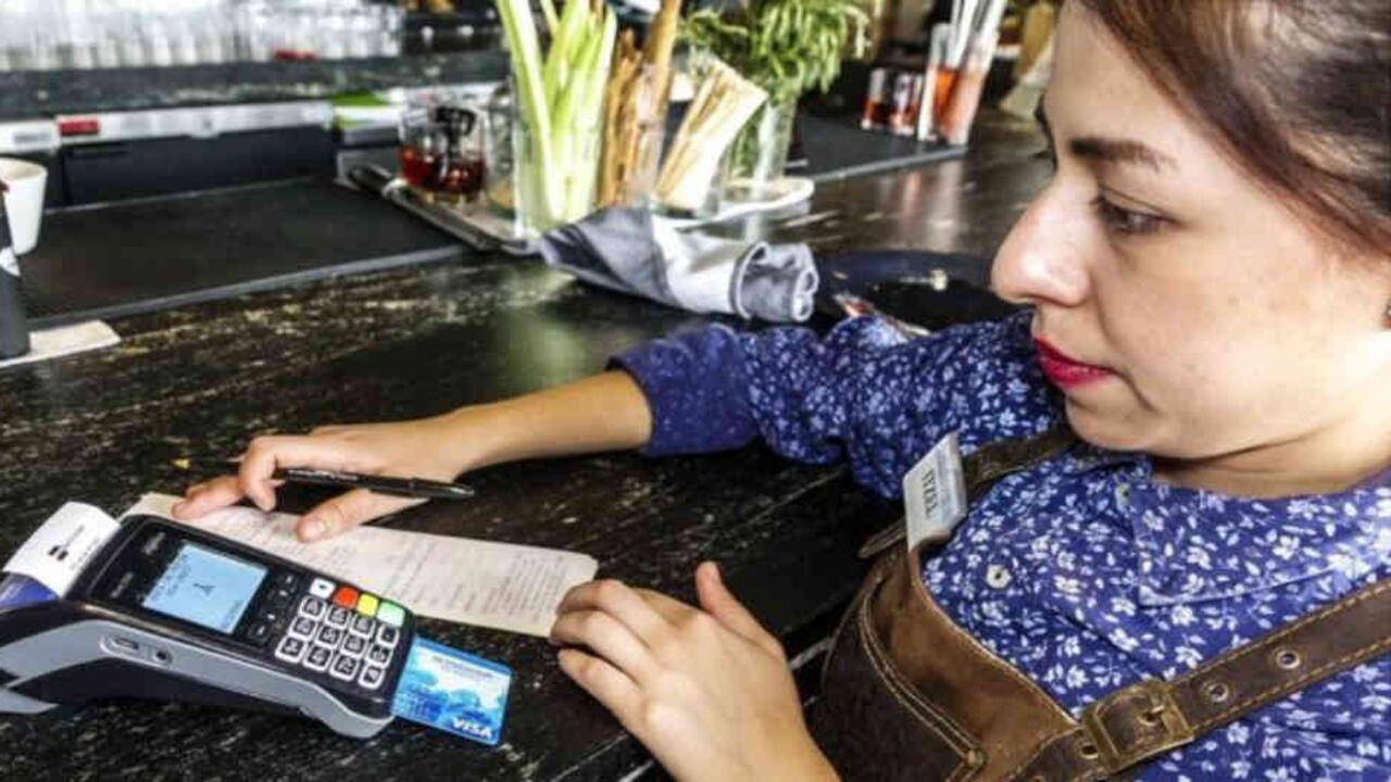 Cada vez más transacciones se realizan con tarjetas débito o crédito. Foto: GETTY.