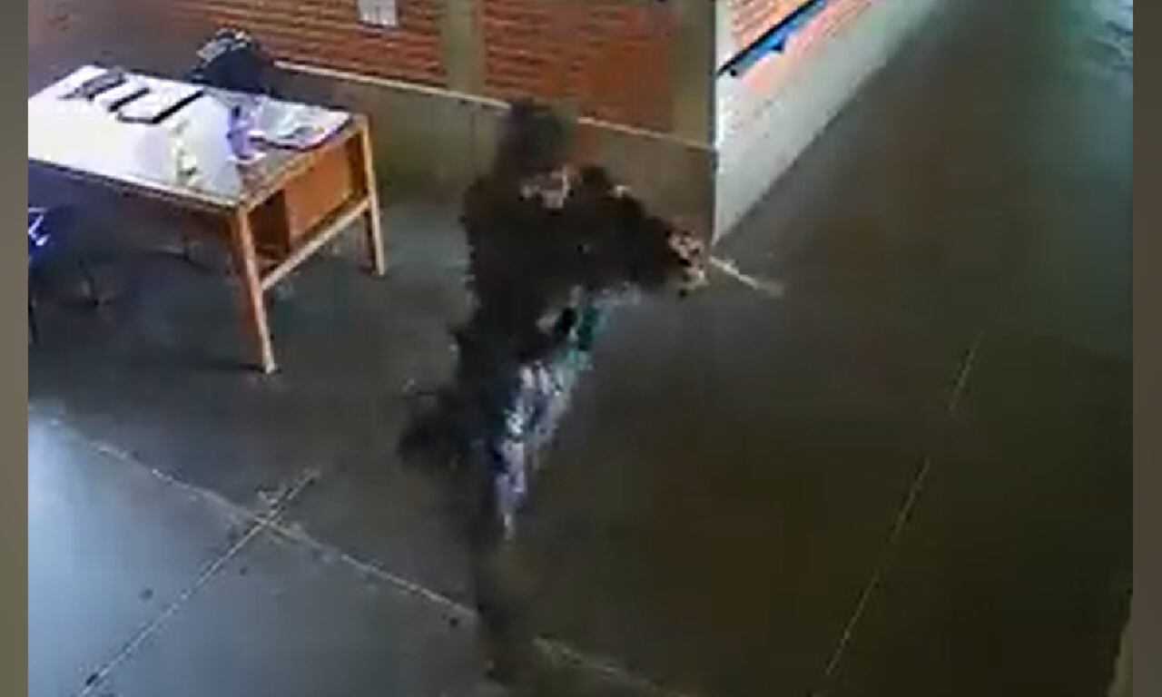 Se presume que el autor del tiroteo es un joven estudiante. Cámaras de seguridad del establecimiento revelaron su apariencia.