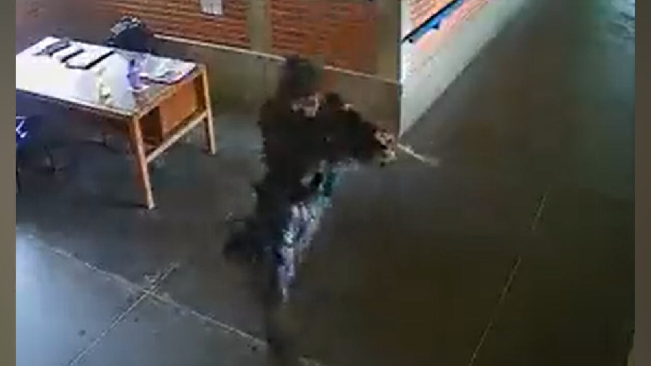 Se presume que el autor del tiroteo es un joven estudiante. Cámaras de seguridad del establecimiento revelaron su apariencia.