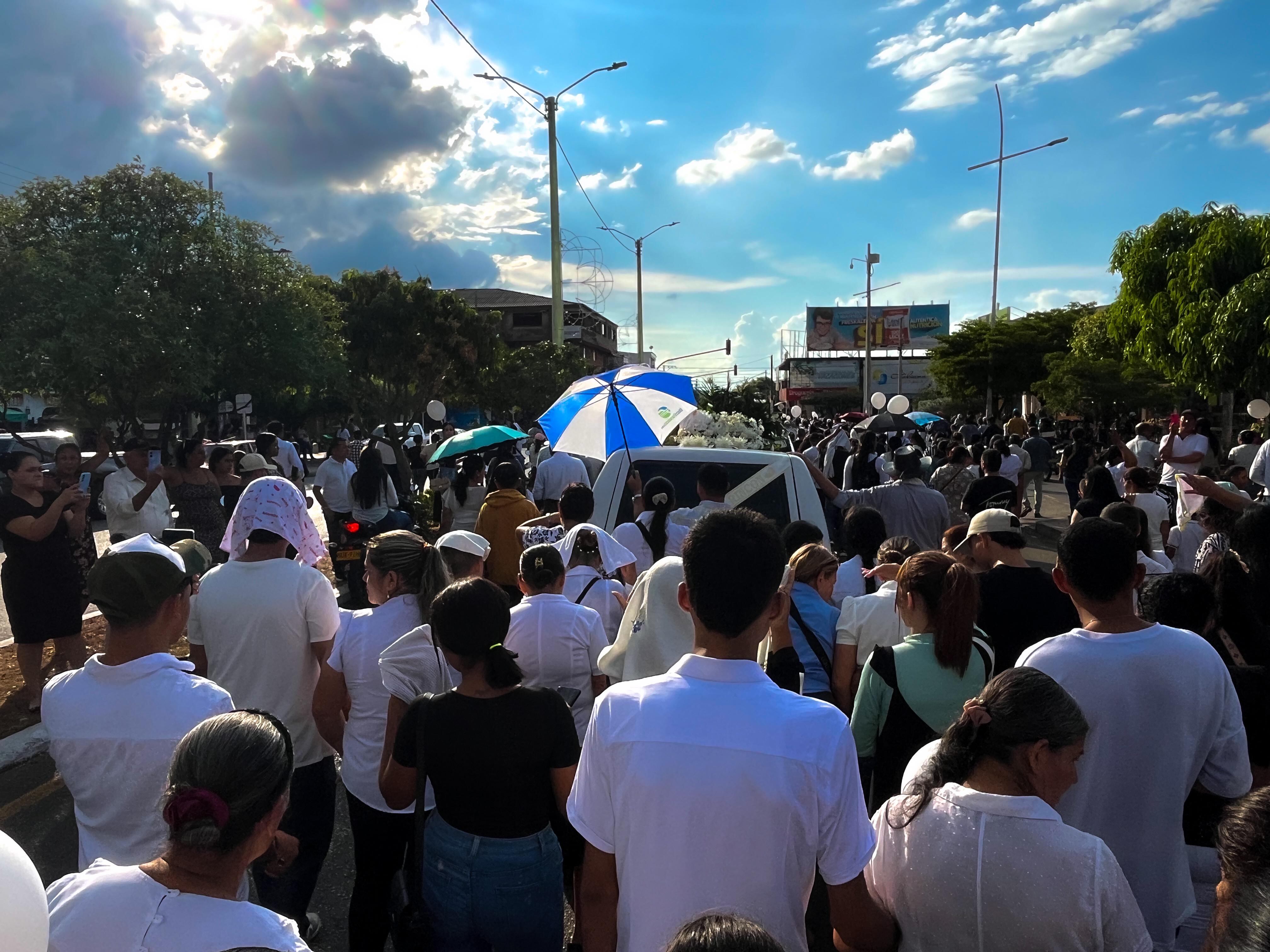 El velorio, que comenzó en la tarde del jueves, se desarrolló en un ambiente solemne y de profunda tristeza.