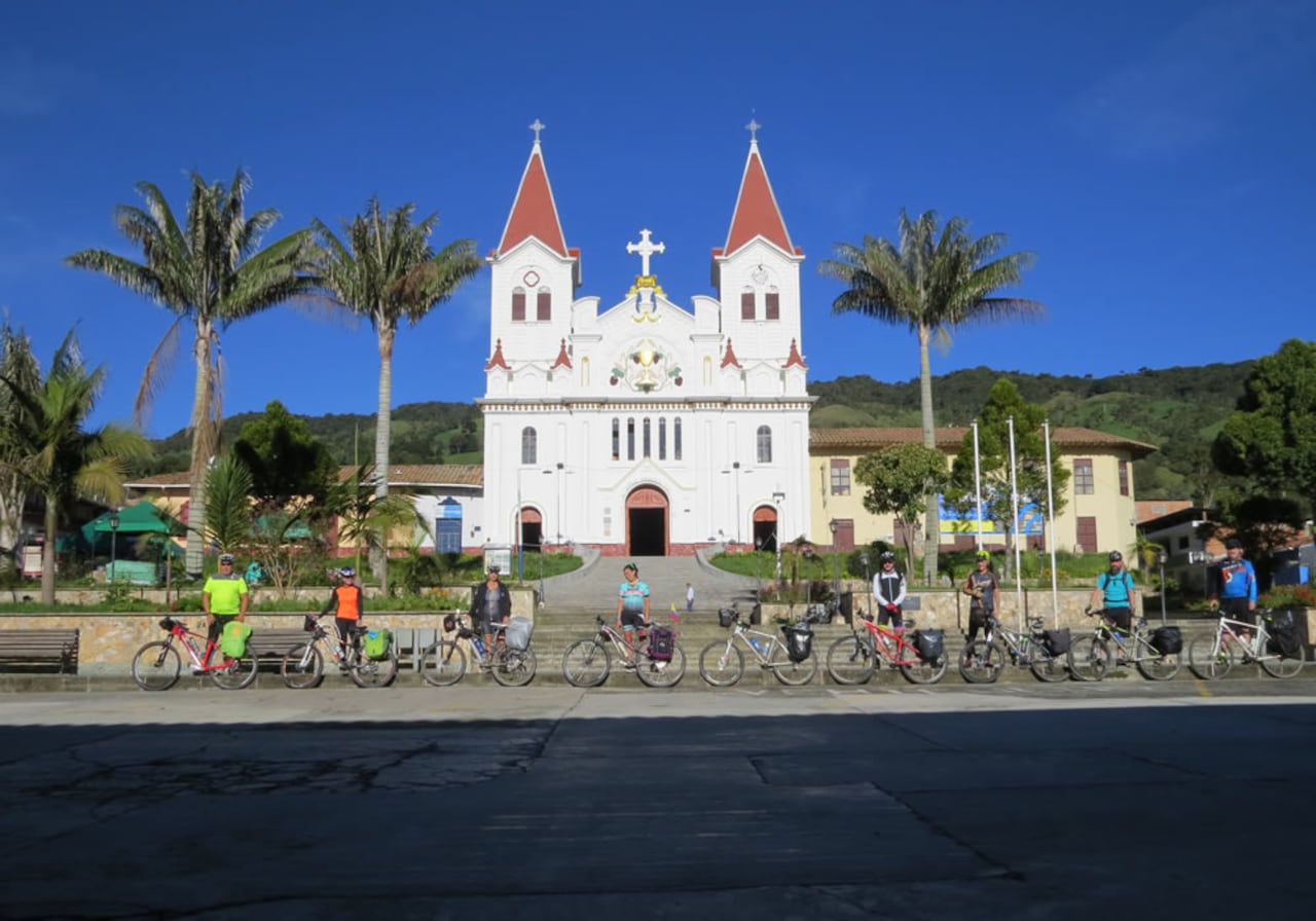 San José de la Montaña, Antioquia. Los planes turísticos en bicicletas de montaña pueden durar desde dos hasta 15 días. Esto depende de los kilómetros y del tiempo que se haya dispuesto para el viaje. Por ejemplo, Colombia cuenta con la subida más larga del mundo en el Alto de Letras, la escalada de esta montaña inicia en los 680 metros y culmina a los 4.200 metros sobre el nivel del mar. Es una experiencia retadora que muchos comparan con el Mauna Loa en Hawai, las montañas más largas del mundo que pueden conocerse en bicicleta. Foto: Cortesía Pedaleando Alma