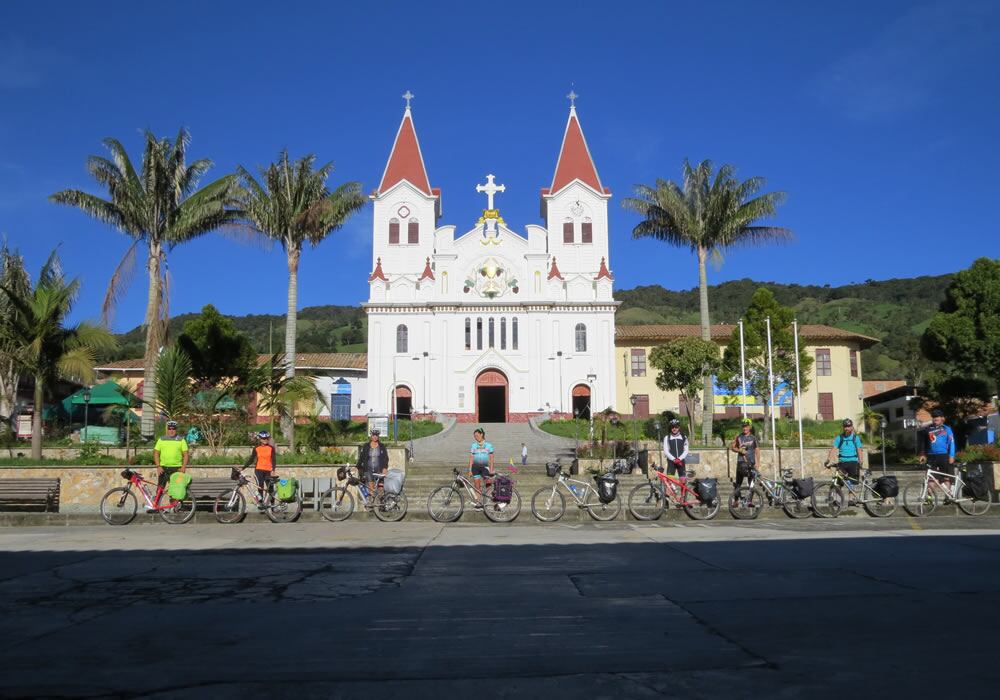 San José de la Montaña, Antioquia. Los planes turísticos en bicicletas de montaña pueden durar desde dos hasta 15 días. Esto depende de los kilómetros y del tiempo que se haya dispuesto para el viaje. Por ejemplo, Colombia cuenta con la subida más larga del mundo en el Alto de Letras, la escalada de esta montaña inicia en los 680 metros y culmina a los 4.200 metros sobre el nivel del mar. Es una experiencia retadora que muchos comparan con el Mauna Loa en Hawai, las montañas más largas del mundo que pueden conocerse en bicicleta. Foto: Cortesía Pedaleando Alma