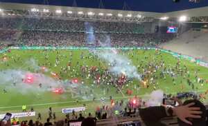 Los seguidores del club francés invadieron la cancha tras el descenso.
