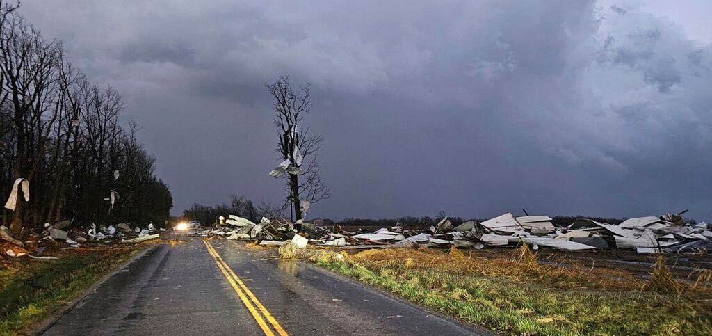 Escombros cubren la carretera durante una fuerte tormenta pasó por la zona norte de Seymour, Missouri, en el condado de Webster a última hora del viernes, 14 de marzo 2025. (Trooper Austin James/Missouri State Highway Patrol via AP)