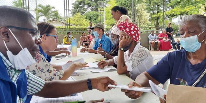 En la cancha La Bombonera del distrito de Turbo, la Unidad de Víctimas realizó la entrega de indemnizaciones a cerca de 459 víctimas del conflicto por recursos que ascienden a los 4.075 millones de pesos.