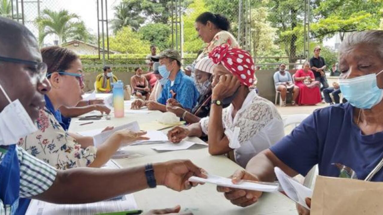 En la cancha La Bombonera del distrito de Turbo, la Unidad de Víctimas realizó la entrega de indemnizaciones a cerca de 459 víctimas del conflicto por recursos que ascienden a los 4.075 millones de pesos.