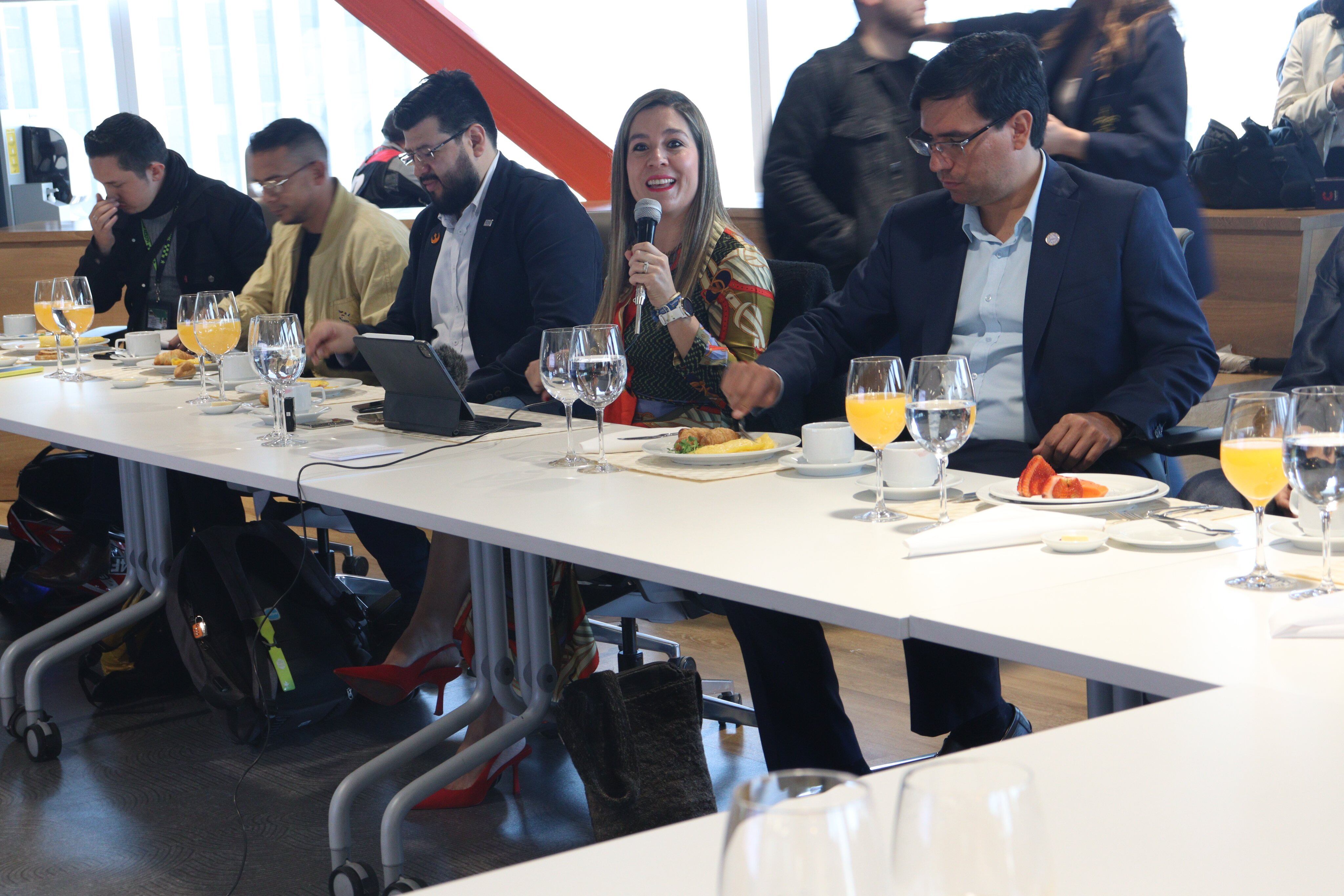 El secretario de Desarrollo Económico, Alfredo Bateman, y la directora ejecutiva de Invest in Bogotá, Isabella Muñoz.