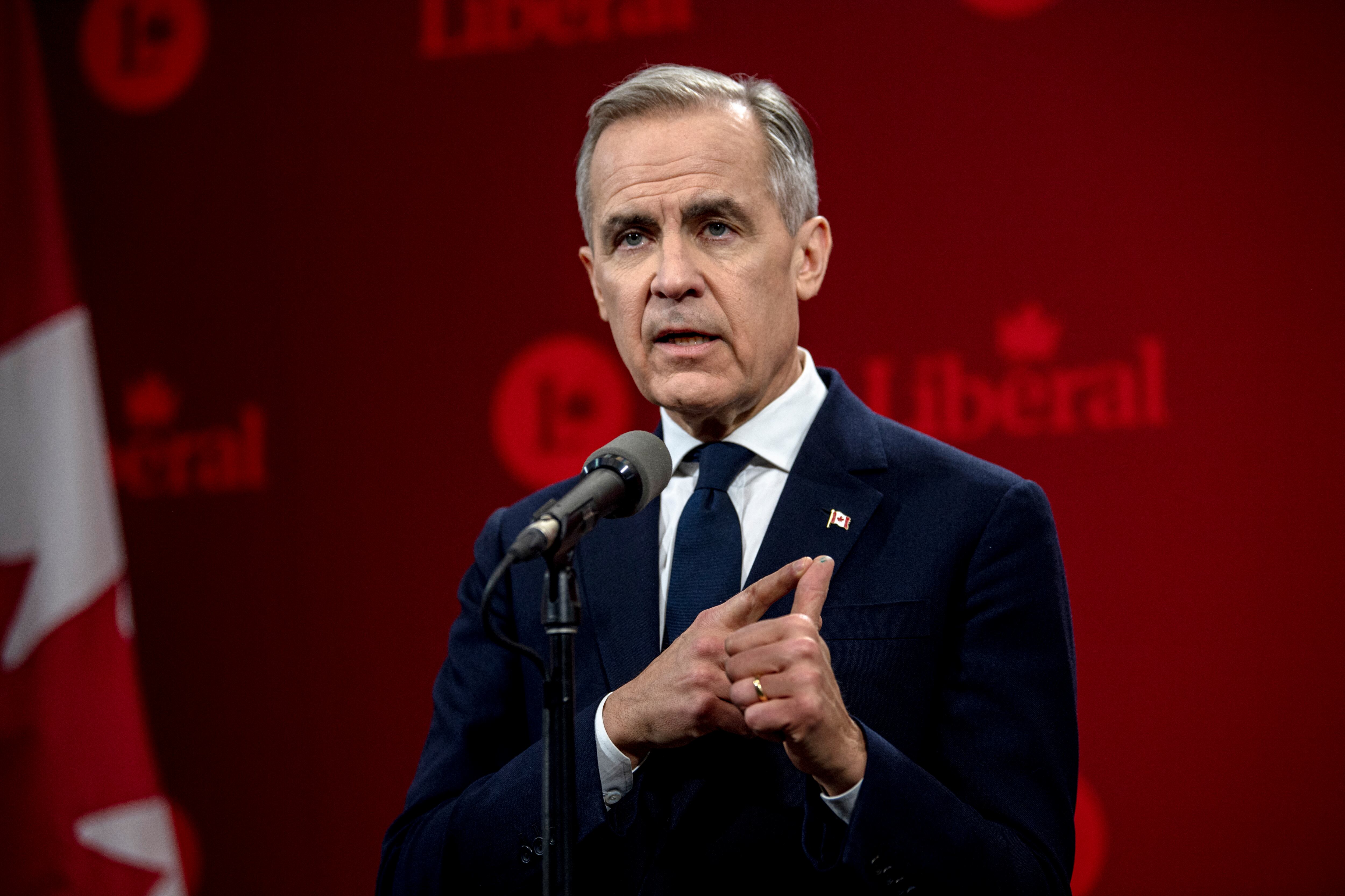 Mark Carney, exgobernador del Banco de Canadá, habla durante una conferencia de prensa después de la segunda noche de debate en la carrera por el liderazgo del Partido Liberal federal para reemplazar al primer ministro canadiense Justin Trudeau en los estudios MELS en Montreal, Canadá, el 25 de febrero de 2025. (Foto de ANDREJ IVANOV / AFP)