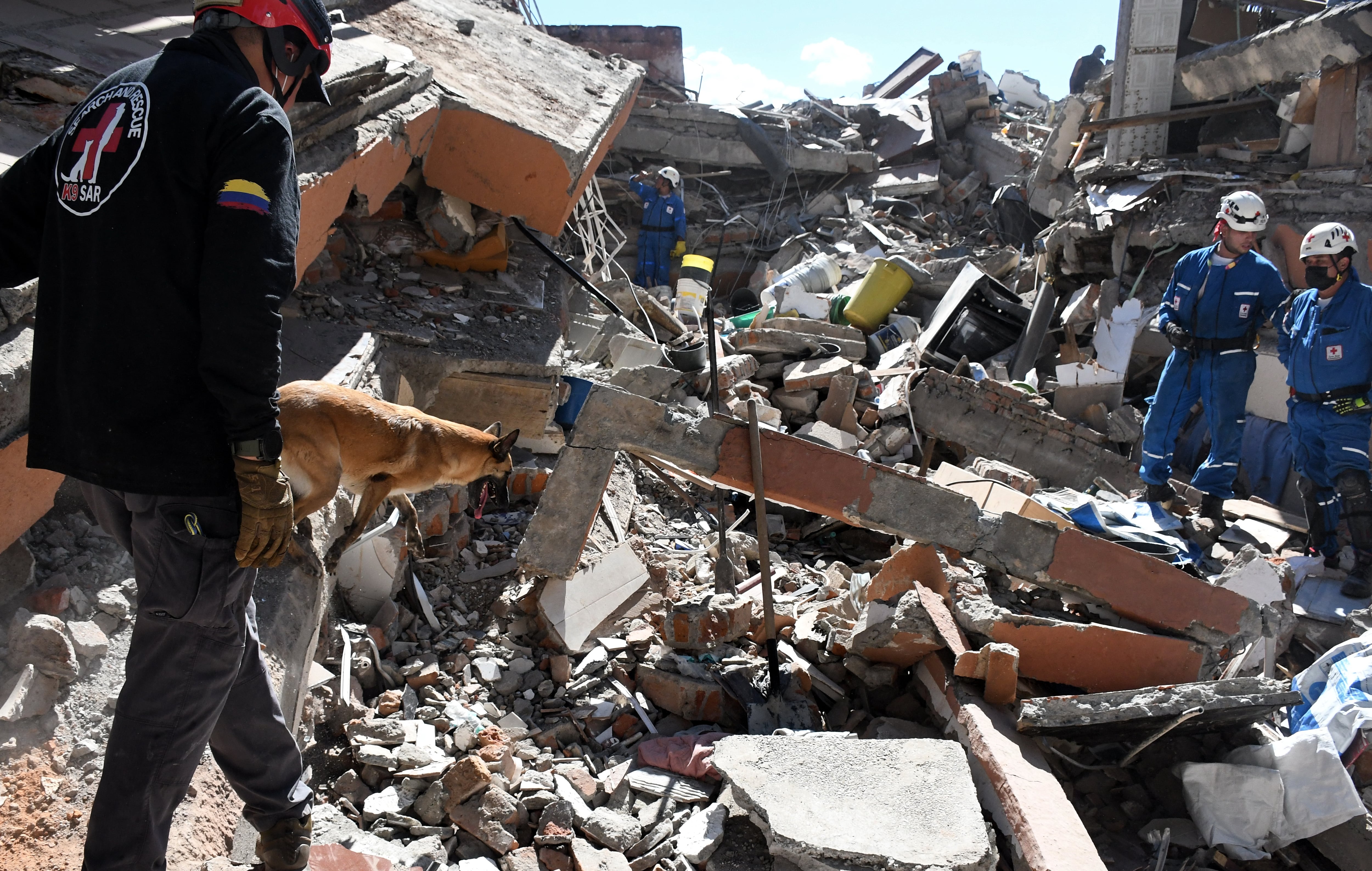 Terremoto en Cali, edificio Torres del Limonar en el sur de la ciudad, con magnitud 7.2 de escala de Richter, epicentro en San José del Palmar en Choco, Foto José L Guzmán. El País.