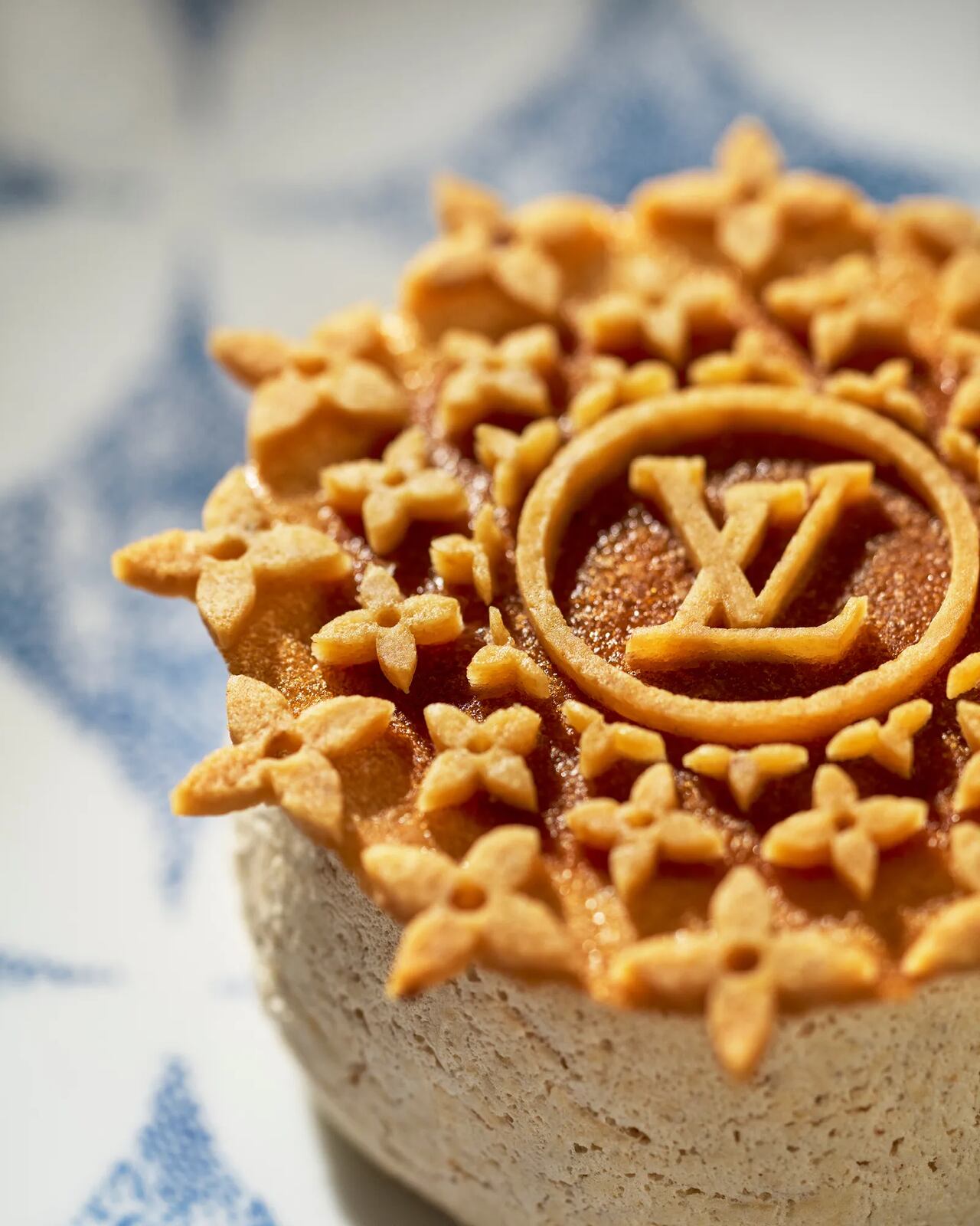 El epicentro de esta visión se encuentra en Saint-Tropez, donde el restaurante estacional de Louis Vuitton, ubicado en el hotel White 1921, ha reabierto sus puertas para la temporada de verano.