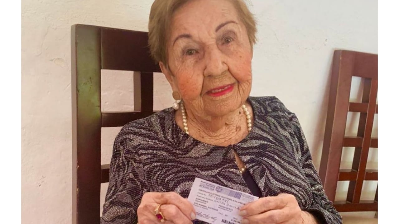 Mamá de Rodolfo Hernández votó