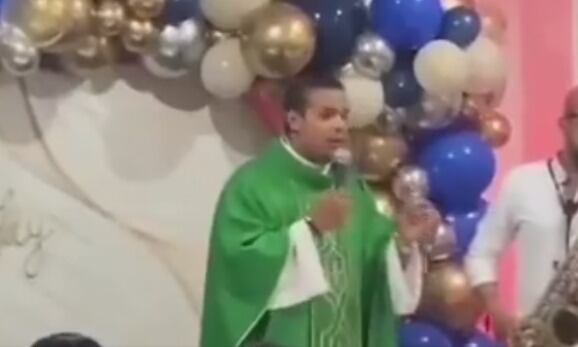 El párroco parece ser tener un talento para el canto y lo hizo al iniciar una eucaristía