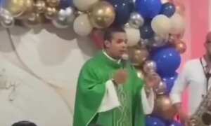 El párroco parece ser tener un talento para el canto y lo hizo al iniciar una eucaristía