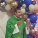 El párroco parece ser tener un talento para el canto y lo hizo al iniciar una eucaristía