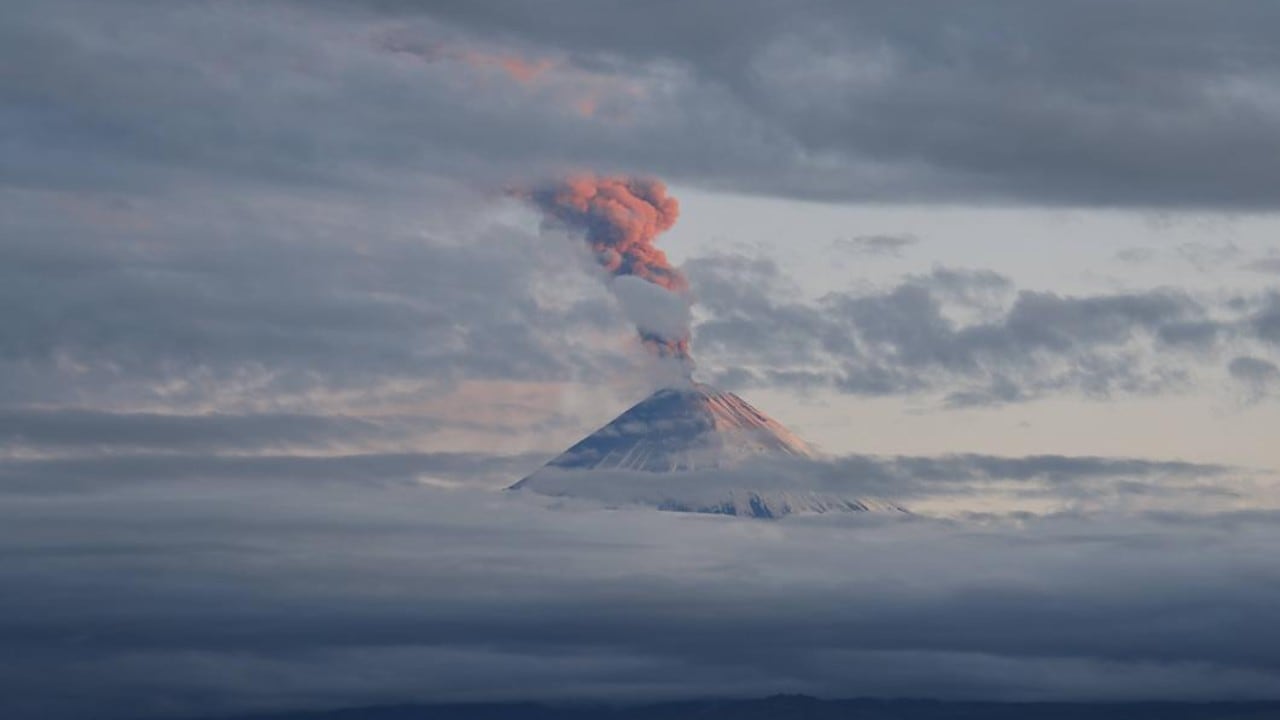 El volcán Krasheninnikov expulsa lava y ceniza durante su erupción, en la península de Kamchatka (Rusia), el 4 de agosto de 2025.