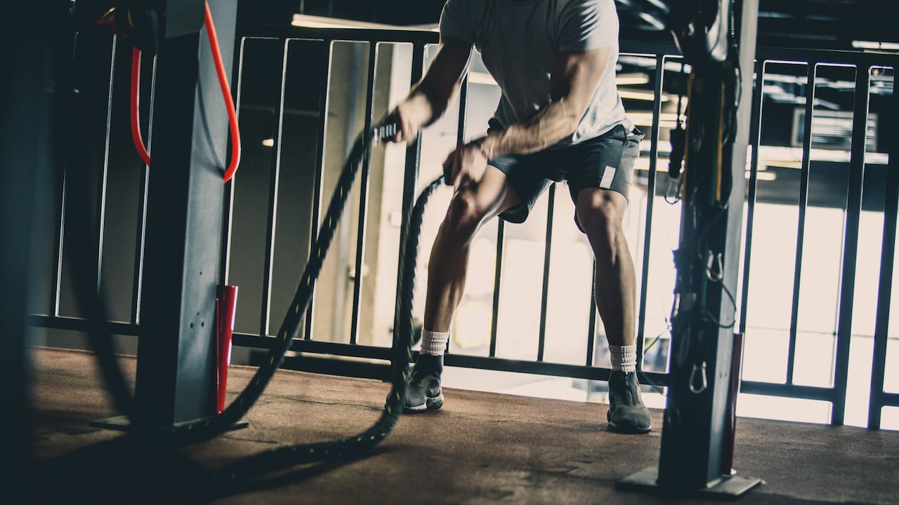 Expertos aconsejan no consumir cantidades excesivas de alcohol luego del entrenamiento.