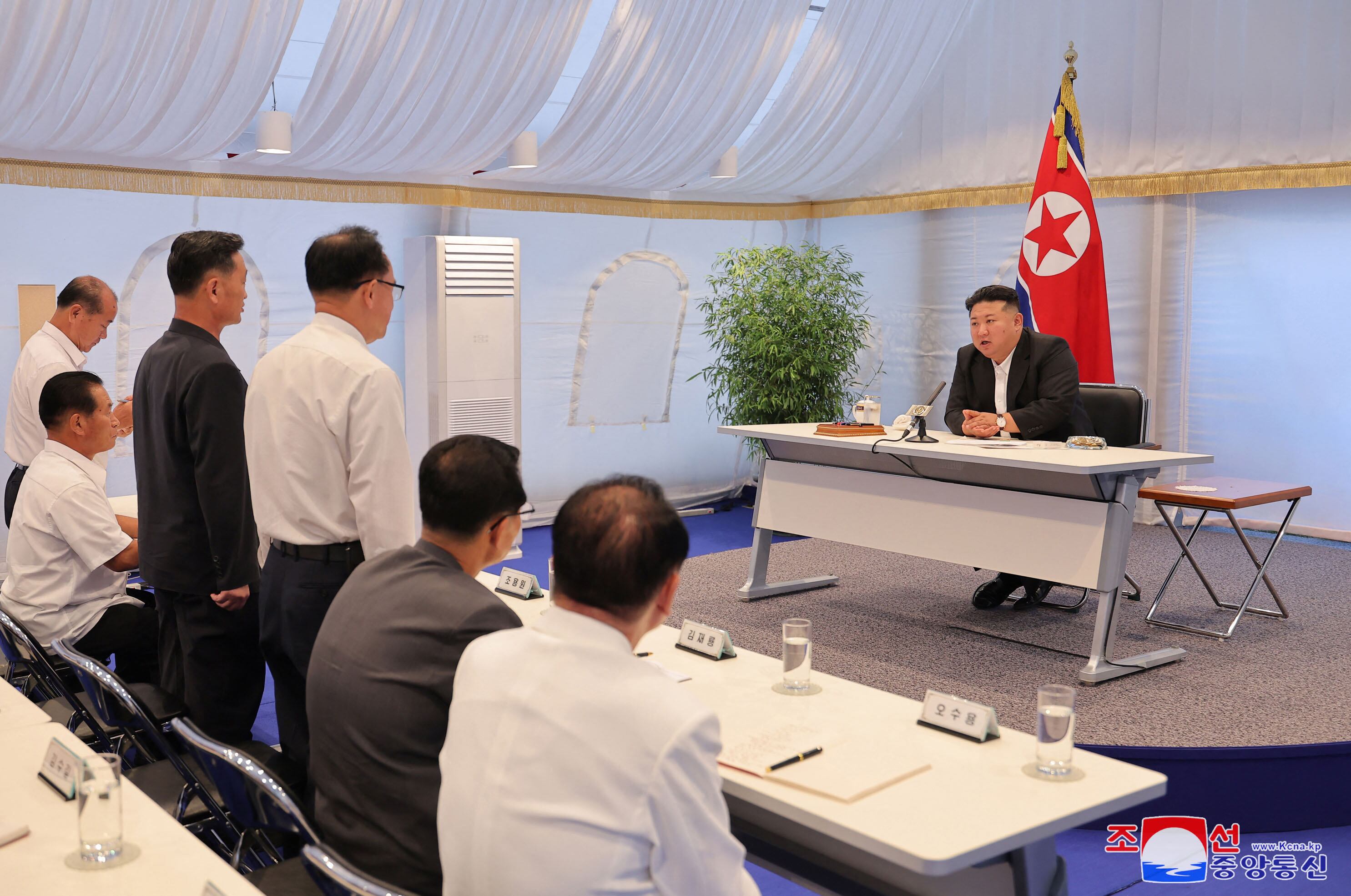 Funcionarios del régimen de Corea del Norte se reúnen con Kim Jong-Un