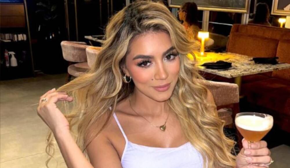 La ecuatoriana desató una polémica por su relación con el cantante.
