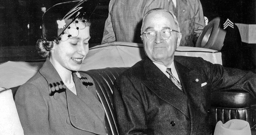 1951: La reina Isabel ll, en ese entonces princesa, y Harry Truman, sucesor de Roosevelt, se reúnen en Washington.