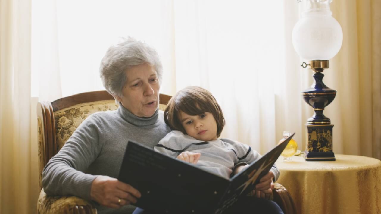 Pequeño niño con su abuela (imagen de referencia).