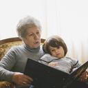 Pequeño niño con su abuela (imagen de referencia).