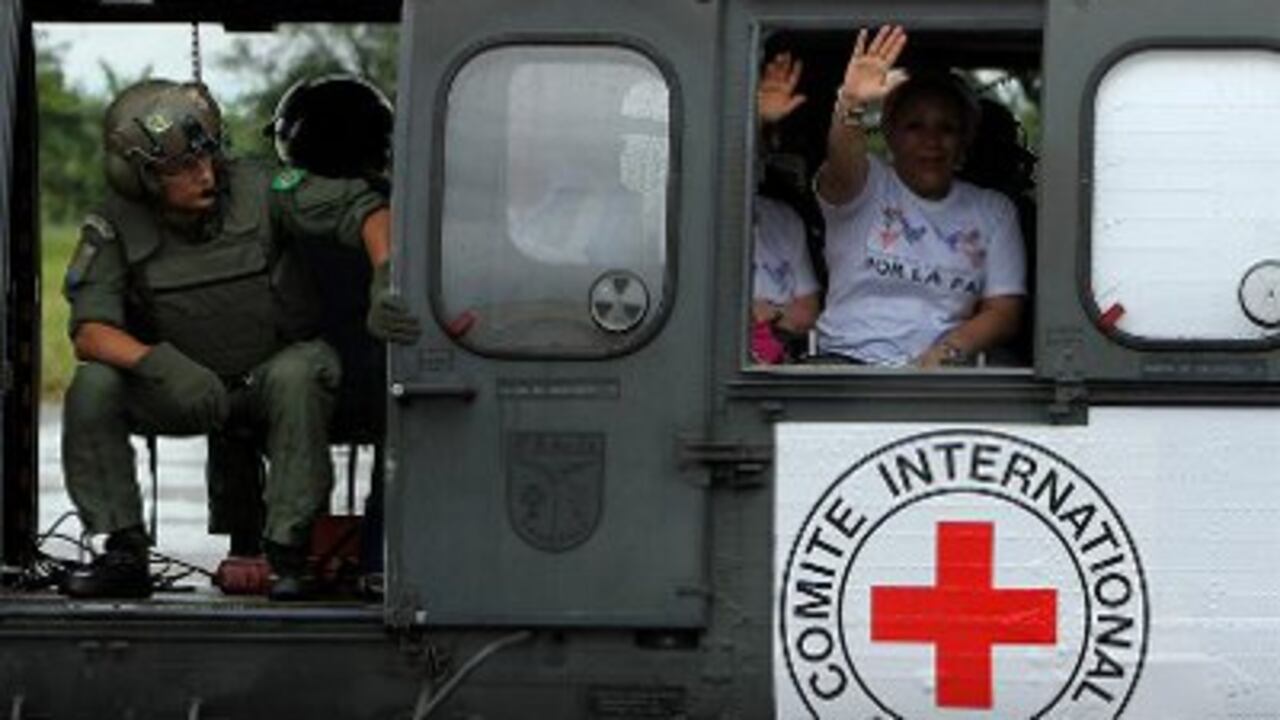 Piedad Córdoba en el helicóptero que trajo a la libertad a diez uniformados secuestrados por las FARC.