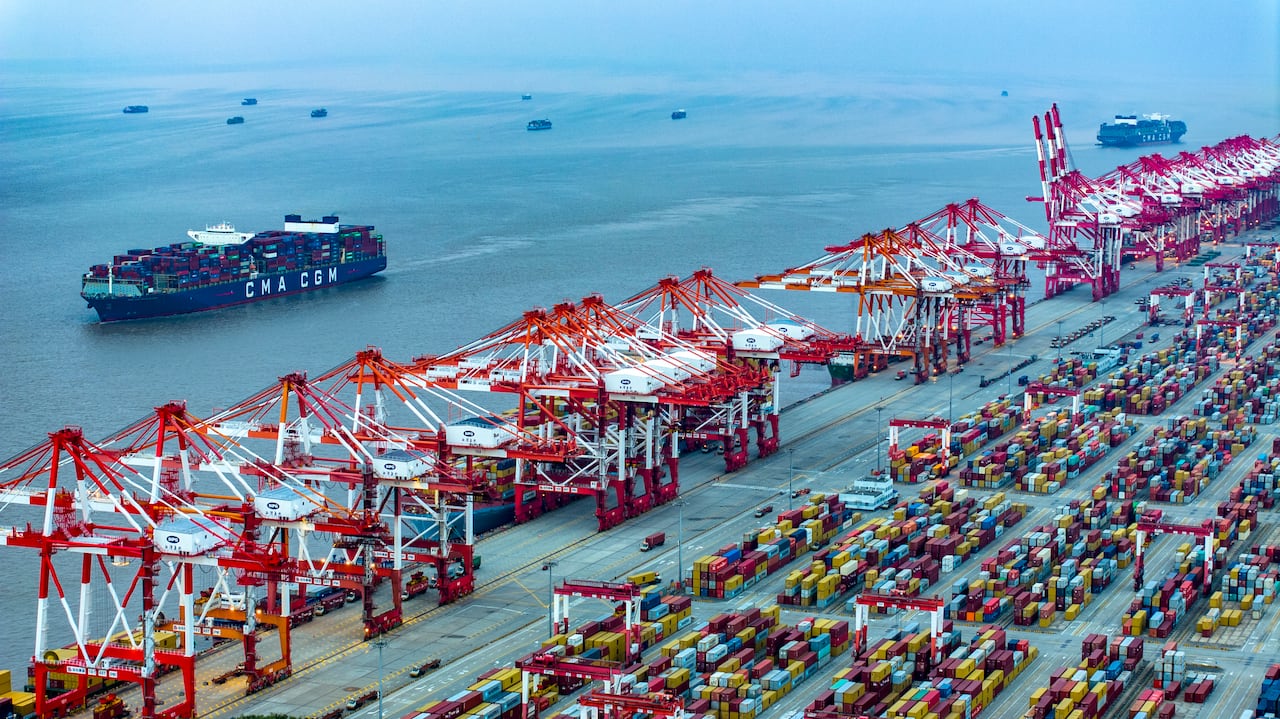 Vista aérea de grandes buques portacontenedores y contenedores de envío en el puerto de aguas profundas de Yangshan el 18 de octubre de 2024 en Shanghai, China. (Foto de Ji Haixin/VCG vía Getty Images)