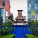 La estatua fue retirada por las autoridades la semana pasada en la avenida Paseo de la Reforma asegurando que se debía a un proceso de restauración y negando que fuera por temor a las convocatorias de este día que amenazaban con derribarla. (Foto de Guillermo Gutiérrez/NurPhoto vía Getty Images)