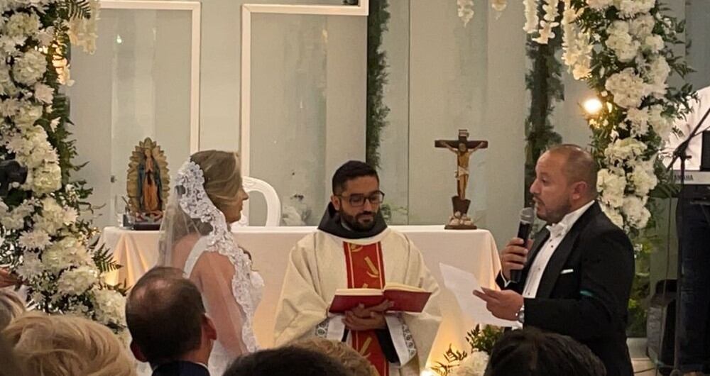 Jorge Suárez, hijo del Mono Jojoy de las Farc, y Catalina Suárez, periodista cercana al expresidente Álvaro Uribe, contrajeron matrimonio en Bogotá.