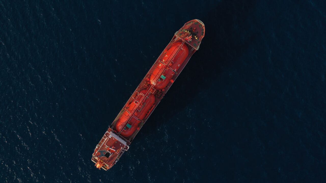 El buque cisterna de gas licuado de petróleo GAZ INTERCEPTOR, con bandera de Panamá, está amarrado frente a la costa de Chipre. Limassol, Chipre, viernes 26 de enero de 2024