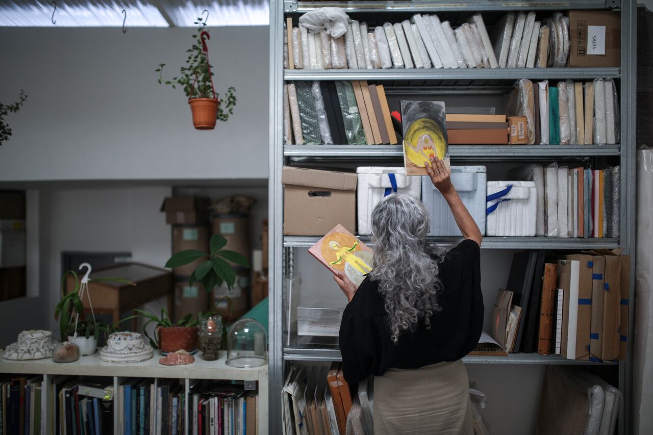 Vistamos el taller de la artista bogotana Luz Lizarazo para que nos hablara de la obra que abre la bienal de Malta, de su autoría, y del arte que la mueve.
