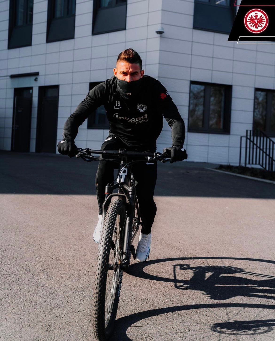 Rafael Santos Borré montando bicicleta en suelo alemán.