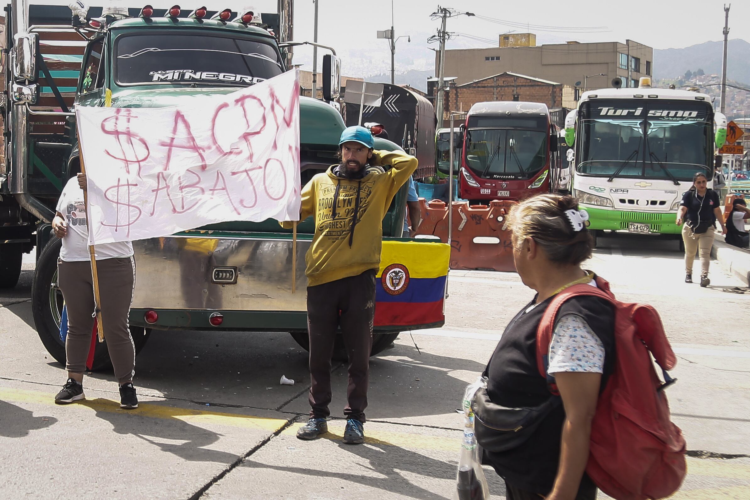 Paro Camioneros  bloqueos en Usme en rechazo al alza del ACPM