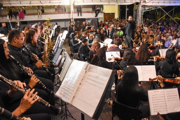 La orquesta está conformada por 49 músicos de la región.